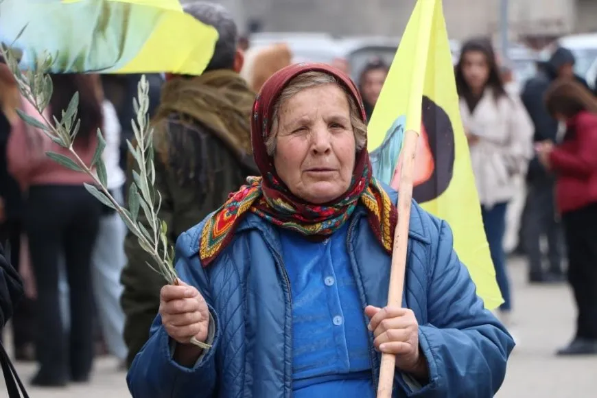 Miles protestan contra los ataques en el noreste de Siria