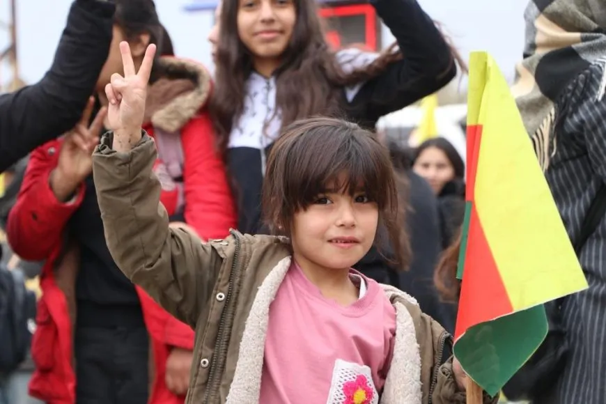 Miles protestan contra los ataques en el noreste de Siria