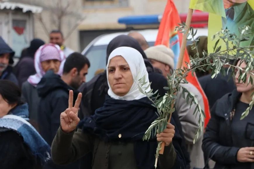 Miles protestan contra los ataques en el noreste de Siria