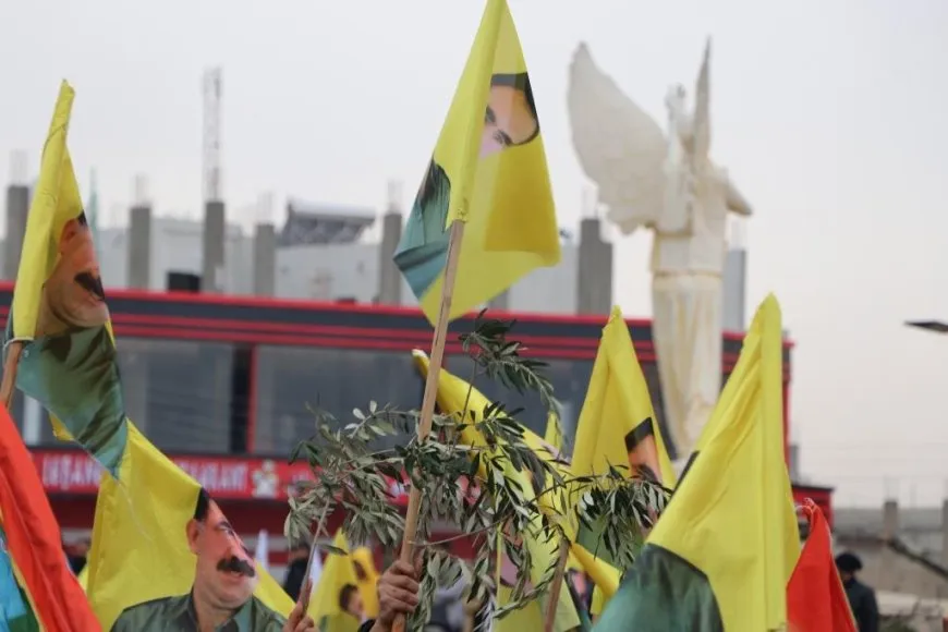 Miles protestan contra los ataques en el noreste de Siria
