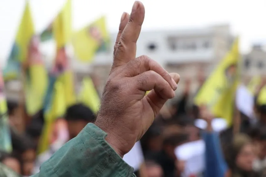 Miles protestan contra los ataques en el noreste de Siria