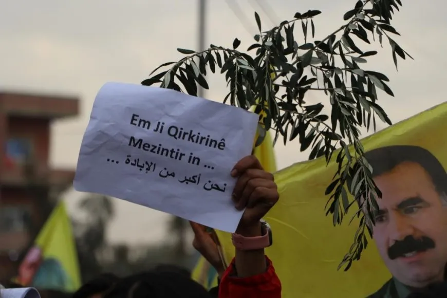Miles protestan contra los ataques en el noreste de Siria