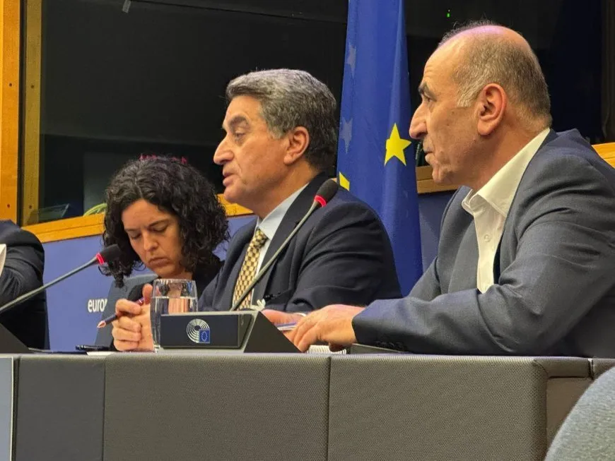 El representante de AANES se reúne con los partidos de izquierda en el Parlamento Europeo