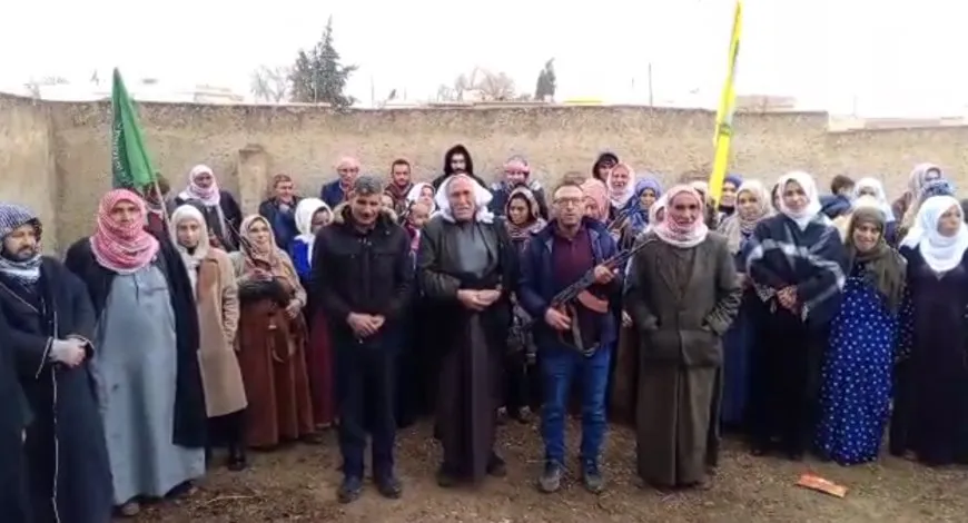 Los residentes de Girê Spî forman un batallón