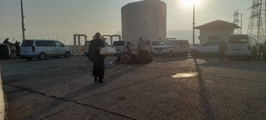 Los manifestantes limpian las secuelas de los ataques turcos en la presa de Tishrin