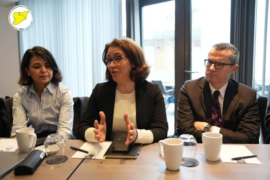 Representantes del MSD y de la Administración Autónoma discuten el futuro de Siria con políticos británicos