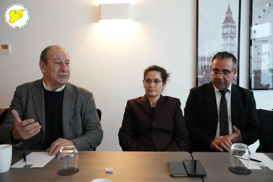 Representantes del MSD y de la Administración Autónoma discuten el futuro de Siria con políticos británicos