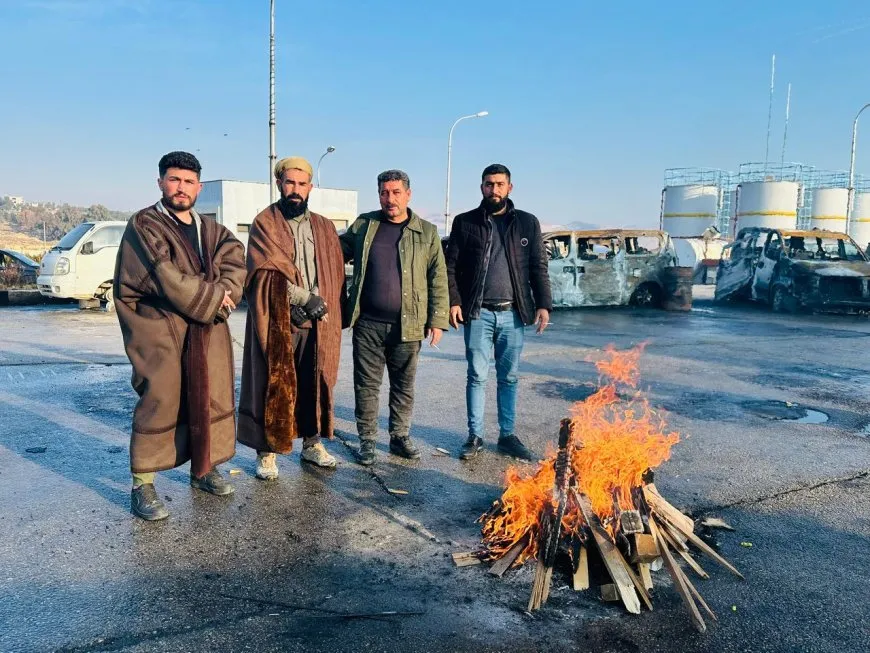 En espíritu de victoria para la resistencia de Kobani, la gente continúa sus protestas en la presa de Tishreen