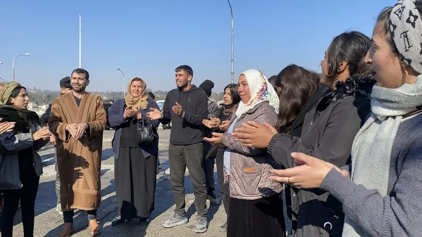 La gente de Kobani celebra el Día de la Victoria de Kobani en la presa de Tishreen