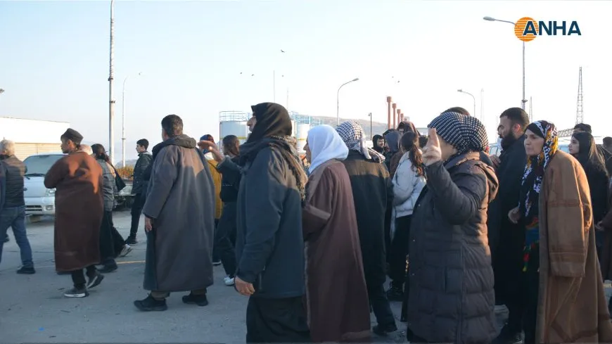 Por el día 26, la protesta continúa en la presa de Tishreen contra Turquía y sus ataques de mercenarios