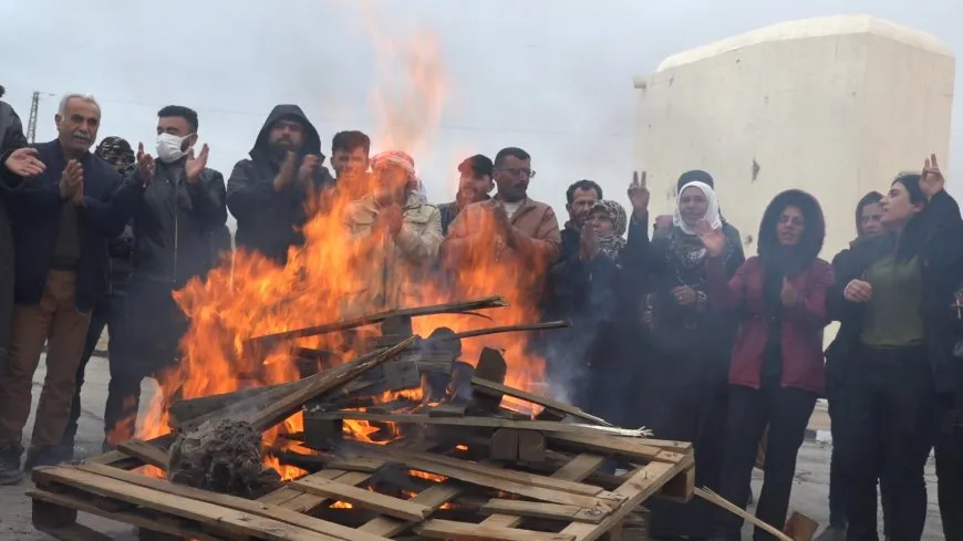 Los residentes de Kobanê llegan a la presa de Tişrîn