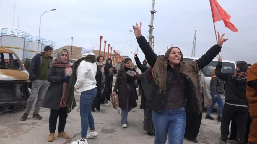 Los residentes de Kobanê llegan a la presa de Tişrîn