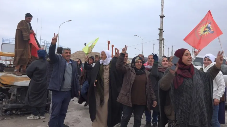 Los residentes de Kobanê llegan a la presa de Tişrîn