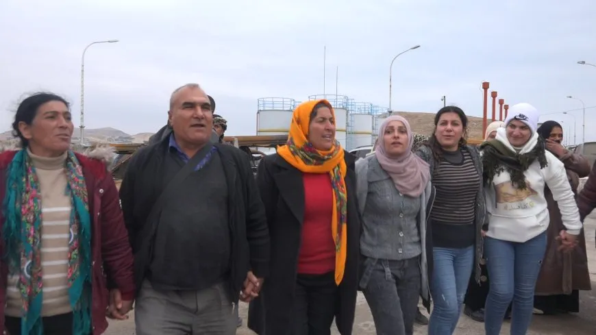 Los residentes de Kobanê llegan a la presa de Tişrîn