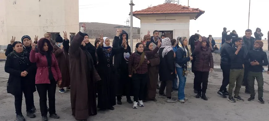 Los residentes de Kobanê llegan a la presa de Tişrîn