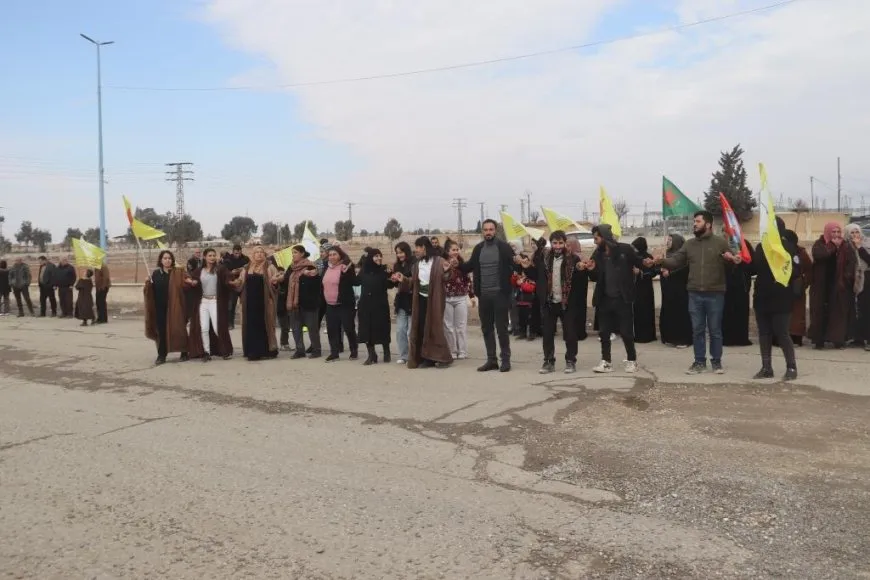 Los residentes de Raqqa dan la bienvenida a los manifestantes que regresan de la presa de Tishrin