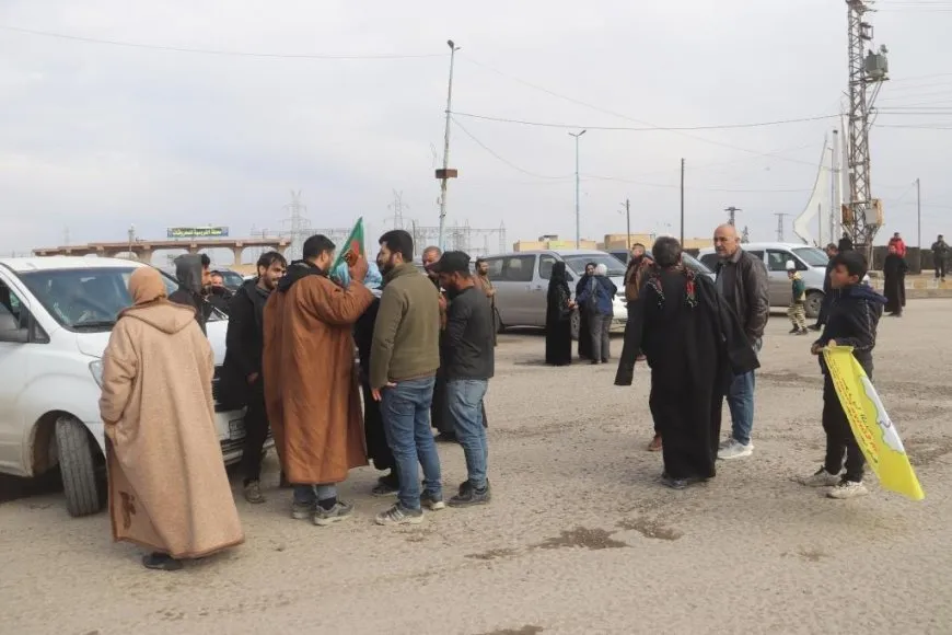 Los residentes de Raqqa dan la bienvenida a los manifestantes que regresan de la presa de Tishrin