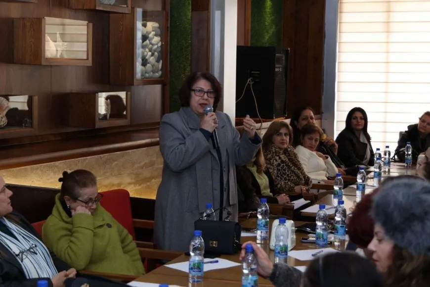 Las mujeres sirias confirman sus esfuerzos para asegurar su presencia en la nueva Siria