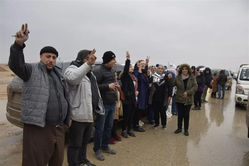 Los residentes del cantón de Jazera se dirigen a la presa de Tishrin para participar en las protestas