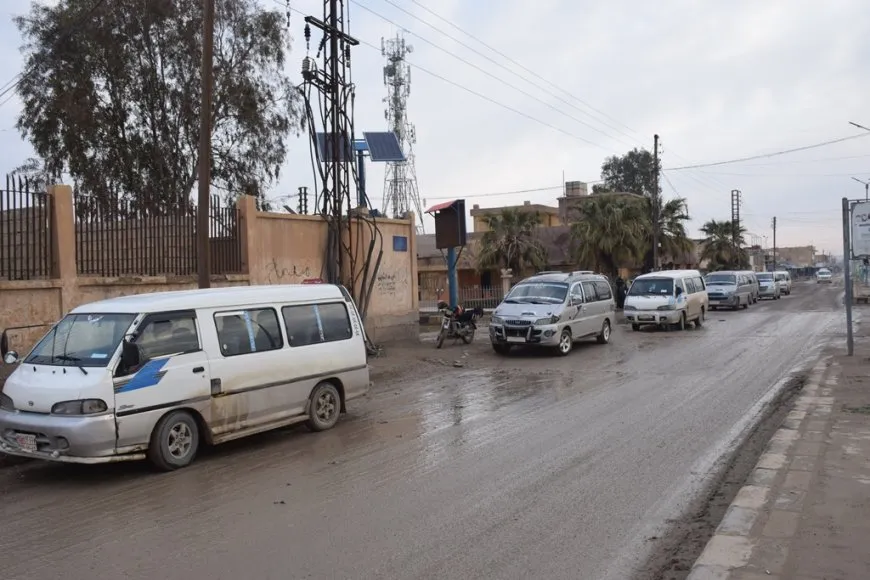 Las mujeres se dirigen a Qamishlo para participar en la manifestación por la libertad física del líder