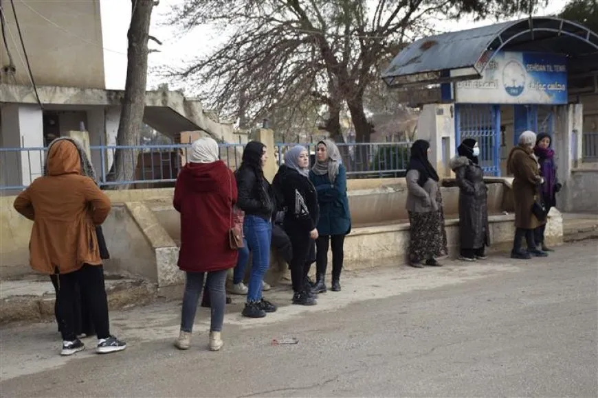 Las mujeres se dirigen a Qamishlo para participar en la manifestación por la libertad física del líder