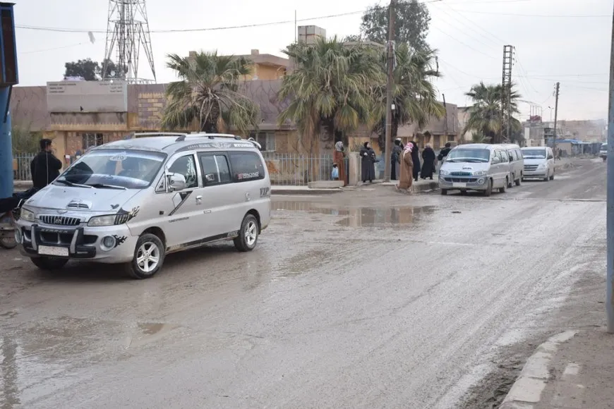 Las mujeres se dirigen a Qamishlo para participar en la manifestación por la libertad física del líder