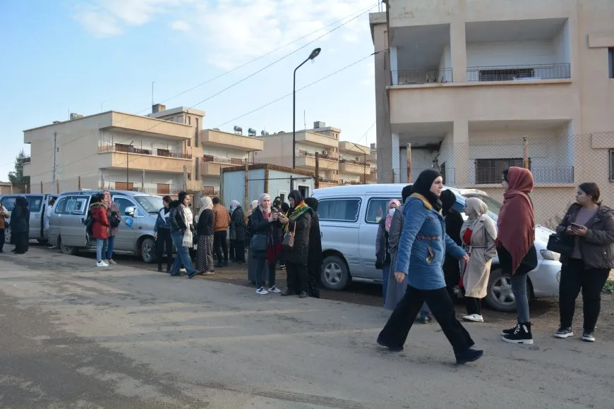 Las mujeres se dirigen a Qamishlo para participar en la manifestación por la libertad física del líder