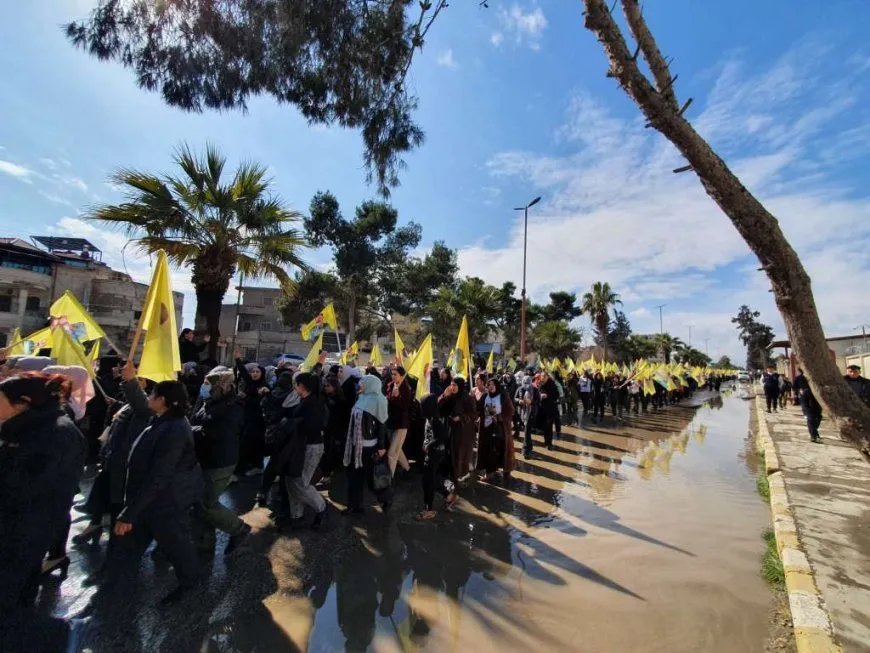 Miles de mujeres marchan en apoyo al líder Abdullah Ocalan