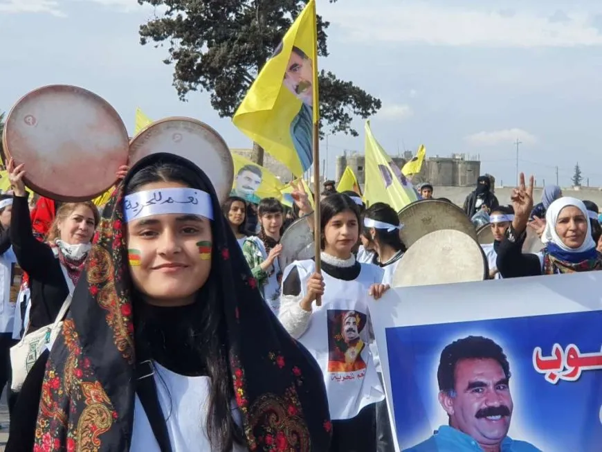 Miles de mujeres marchan en apoyo al líder Abdullah Ocalan
