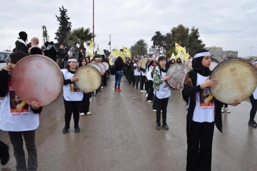 Miles de mujeres marchan en apoyo al líder Abdullah Ocalan