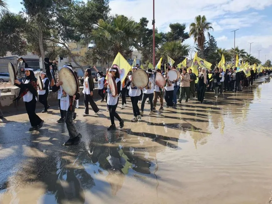 Miles de mujeres marchan en apoyo al líder Abdullah Ocalan