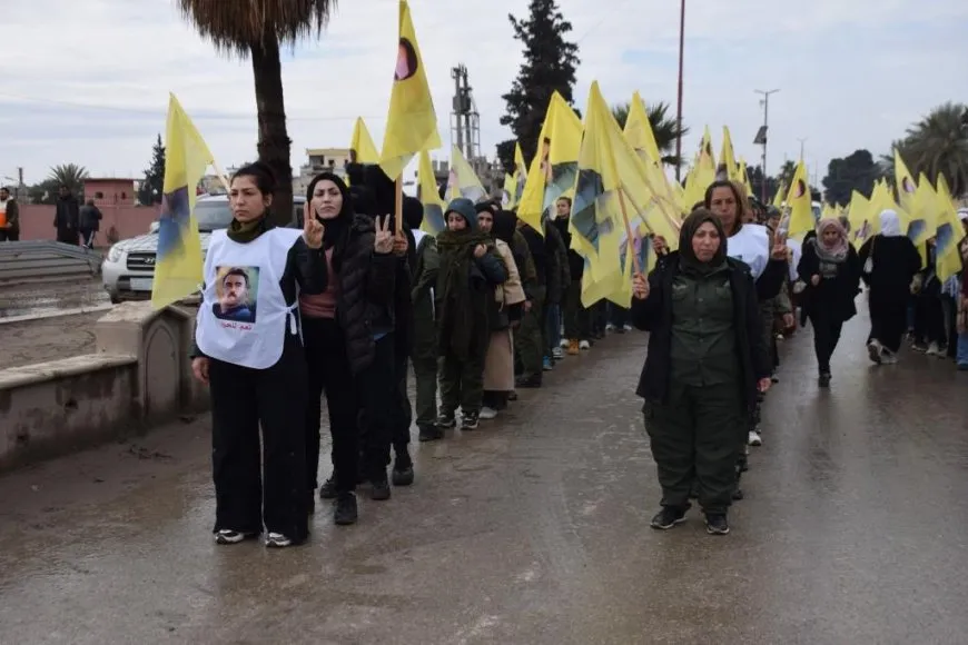 Miles de mujeres marchan en apoyo al líder Abdullah Ocalan