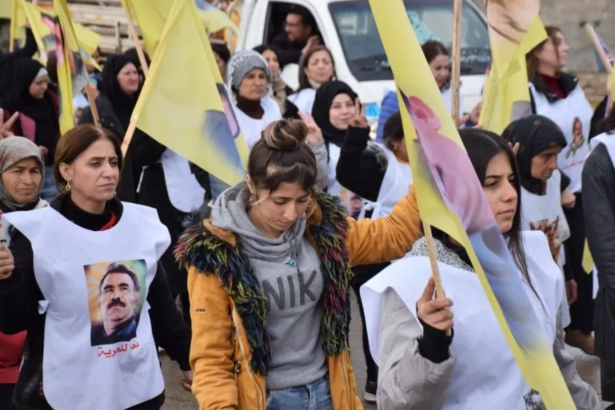 Miles de mujeres marchan en apoyo al líder Abdullah Ocalan