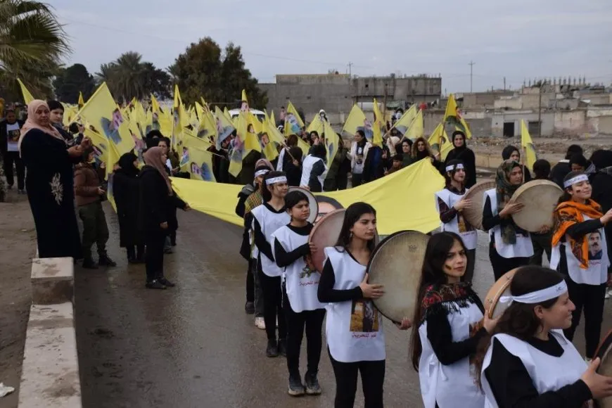 Miles de mujeres marchan en apoyo al líder Abdullah Ocalan