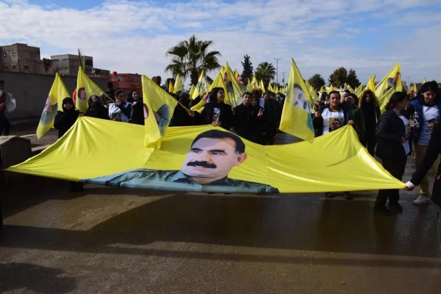 Miles de mujeres marchan en apoyo al líder Abdullah Ocalan