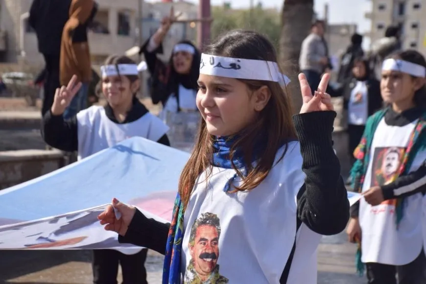 Miles de mujeres marchan en apoyo al líder Abdullah Ocalan