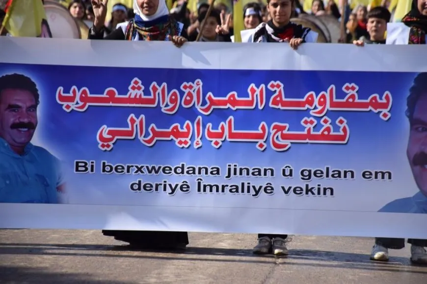 Miles de mujeres marchan en apoyo al líder Abdullah Ocalan