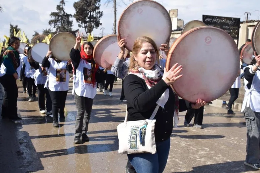 Miles de mujeres marchan en apoyo al líder Abdullah Ocalan