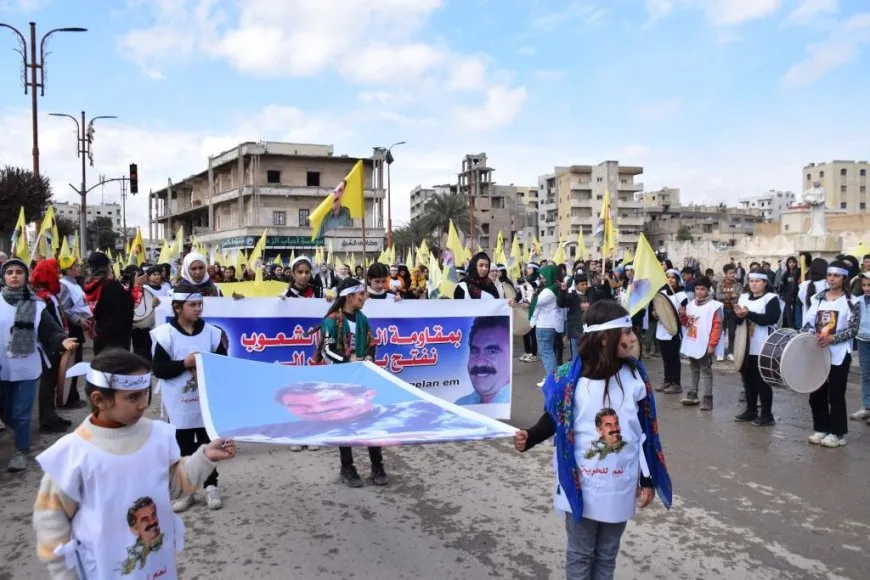 Miles de mujeres marchan en apoyo al líder Abdullah Ocalan