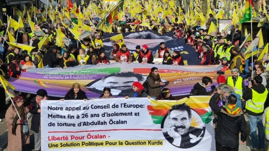 Comienza en Decenas de miles de personas llegadas de diversas ciudades europeas se congregaron en Estrasburgo para marchar en protesta contra la conspiración internacional contra el líder Abdullah Ocalan y exigir su liberación.Estrasburgo una marcha en apoyo al líder Abdullah Ocalan