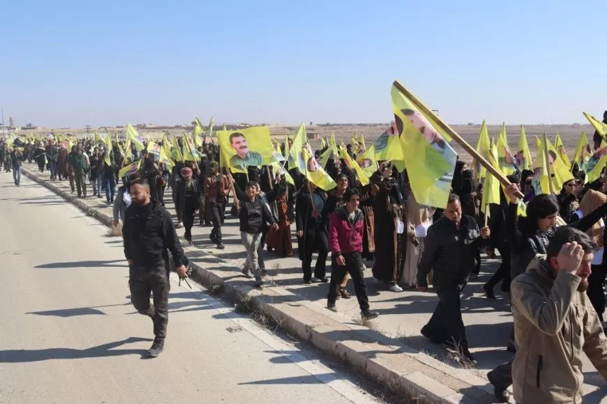 Cientos de personas en Deir ez-Zor exigen la liberación del líder Abdullah Ocalan