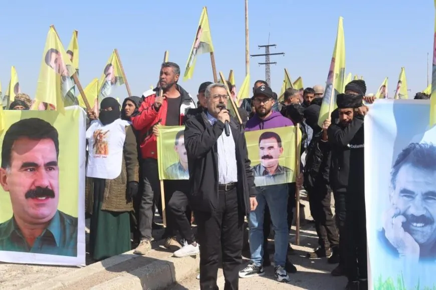 Cientos de personas en Deir ez-Zor exigen la liberación del líder Abdullah Ocalan