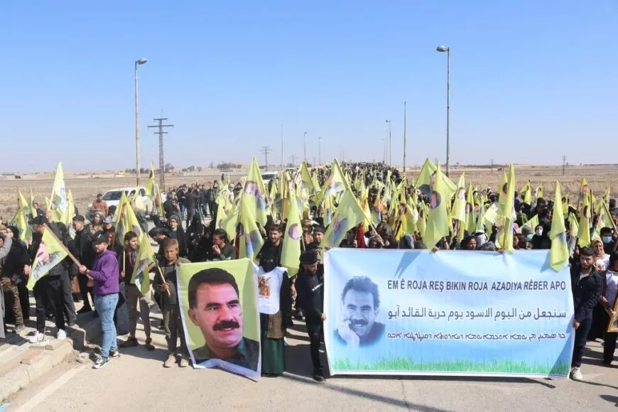 Cientos de personas en Deir ez-Zor exigen la liberación del líder Abdullah Ocalan