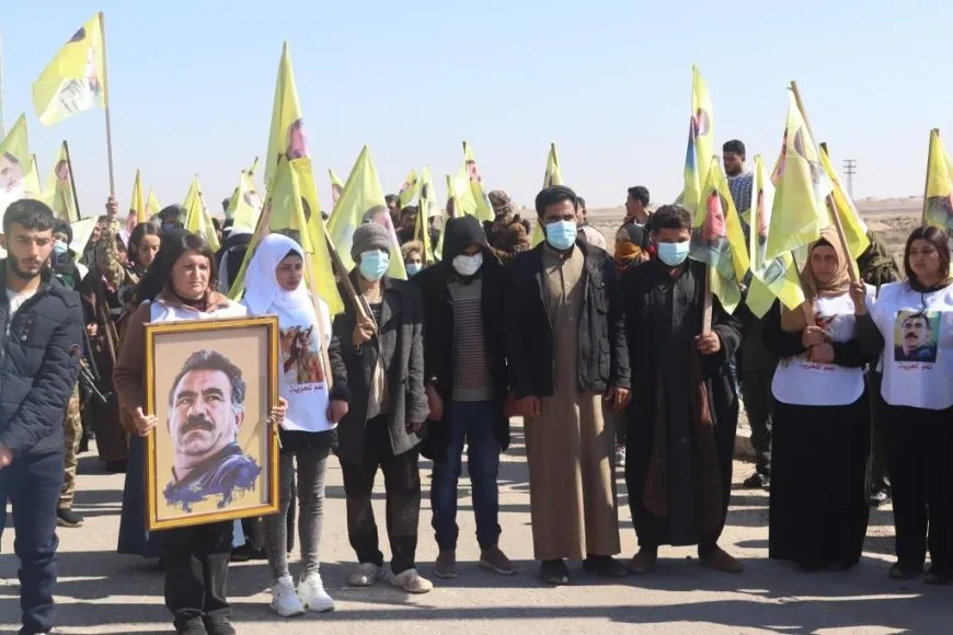 Cientos de personas en Deir ez-Zor exigen la liberación del líder Abdullah Ocalan