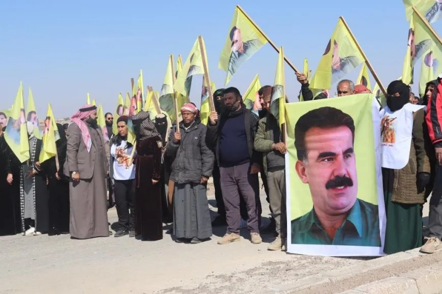 Cientos de personas en Deir ez-Zor exigen la liberación del líder Abdullah Ocalan