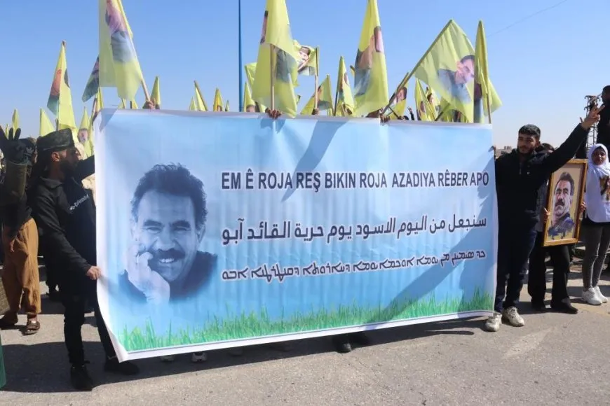 Cientos de personas en Deir ez-Zor exigen la liberación del líder Abdullah Ocalan