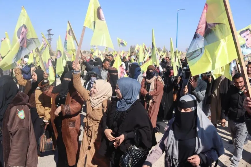 Cientos de personas en Deir ez-Zor exigen la liberación del líder Abdullah Ocalan