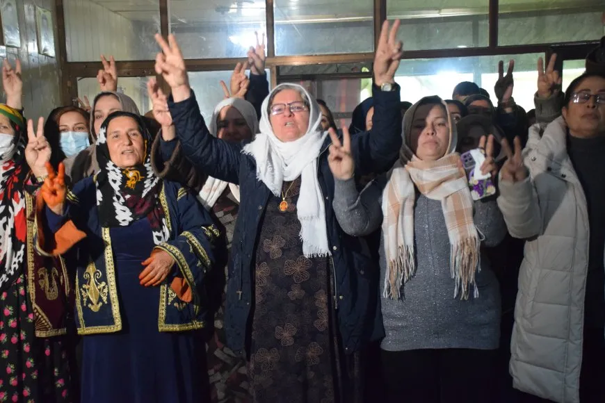 Los manifestantes en la presa de Tishrin abren una exposición en honor a los mártires