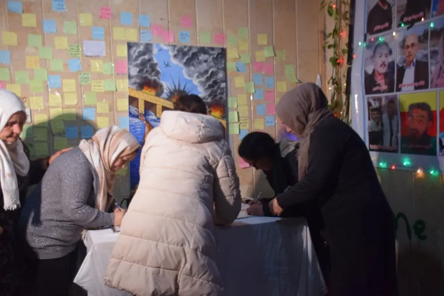 Los manifestantes en la presa de Tishrin abren una exposición en honor a los mártires