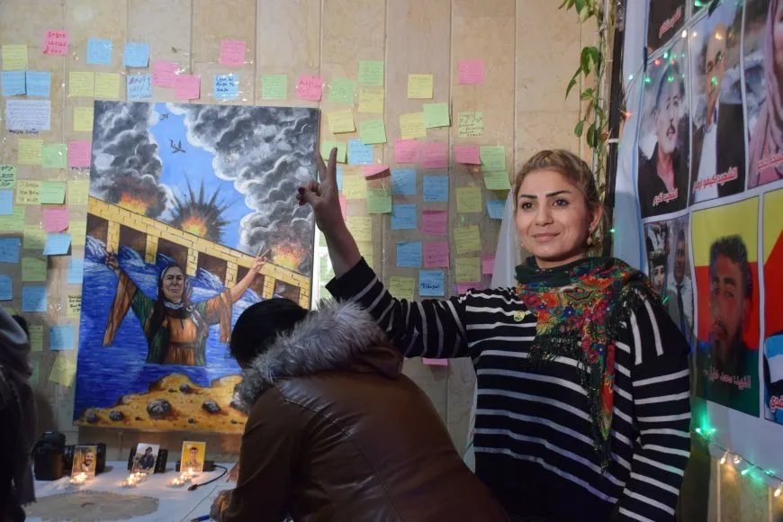 Los manifestantes en la presa de Tishrin abren una exposición en honor a los mártires